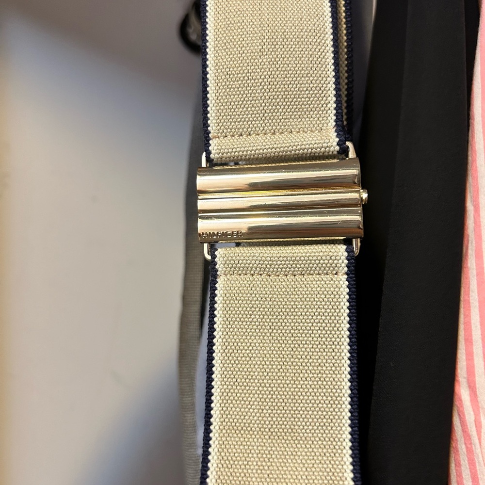 Tommy Hilfiger begs elastic belt with gold closure and blue /white stripe deisgn - Picture 2 of 3